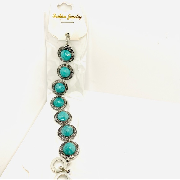 Bracelet Turquoise color and set in silver tone. - Picture 2 of 8